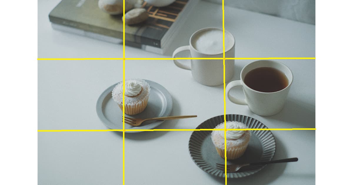 コーヒーとケーキを三分割法で撮影した実線付き写真