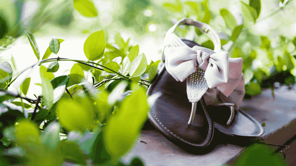草木を周囲に添えて撮影した靴の商品商品